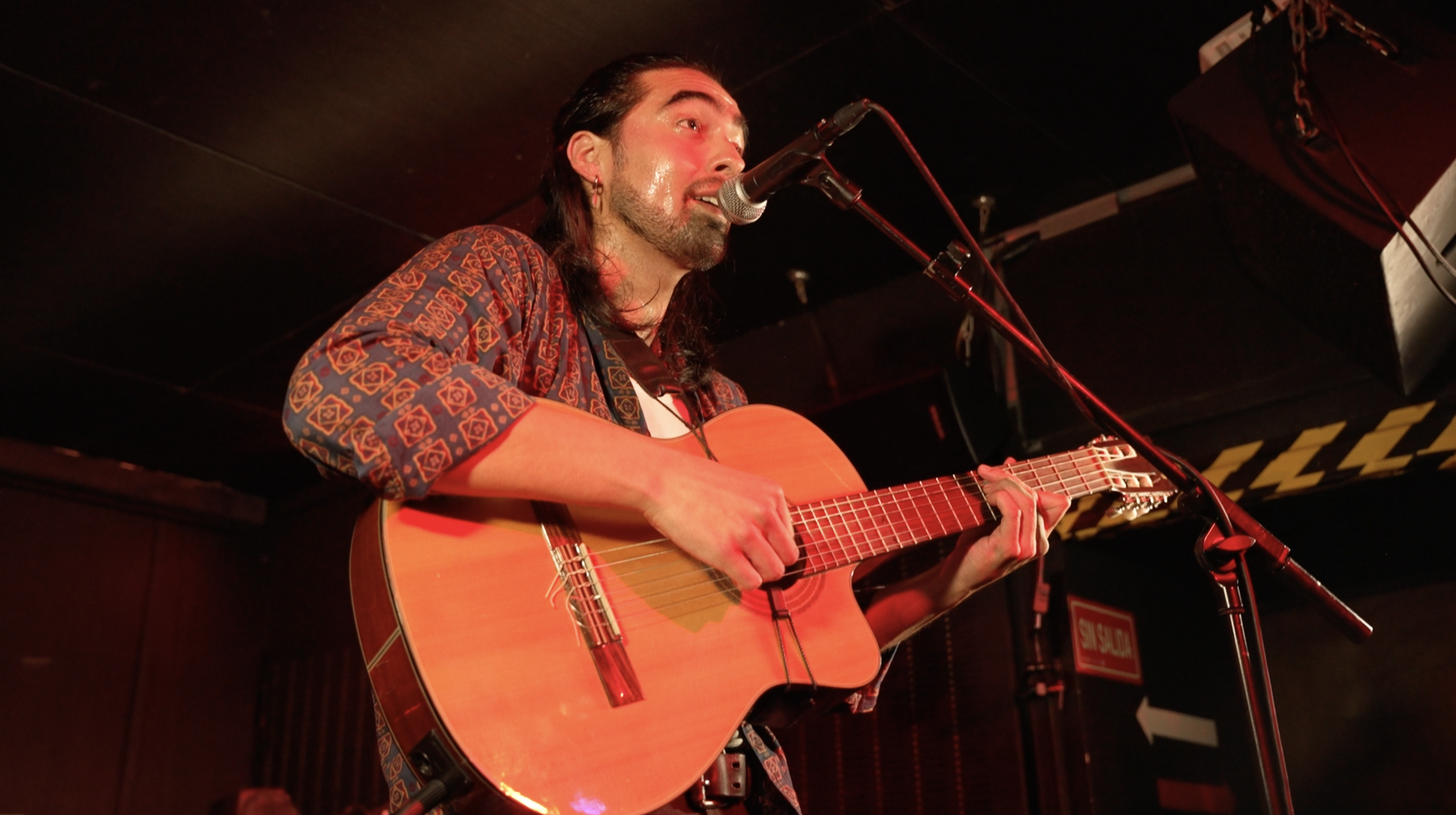 Roberto Herrera con guitarra