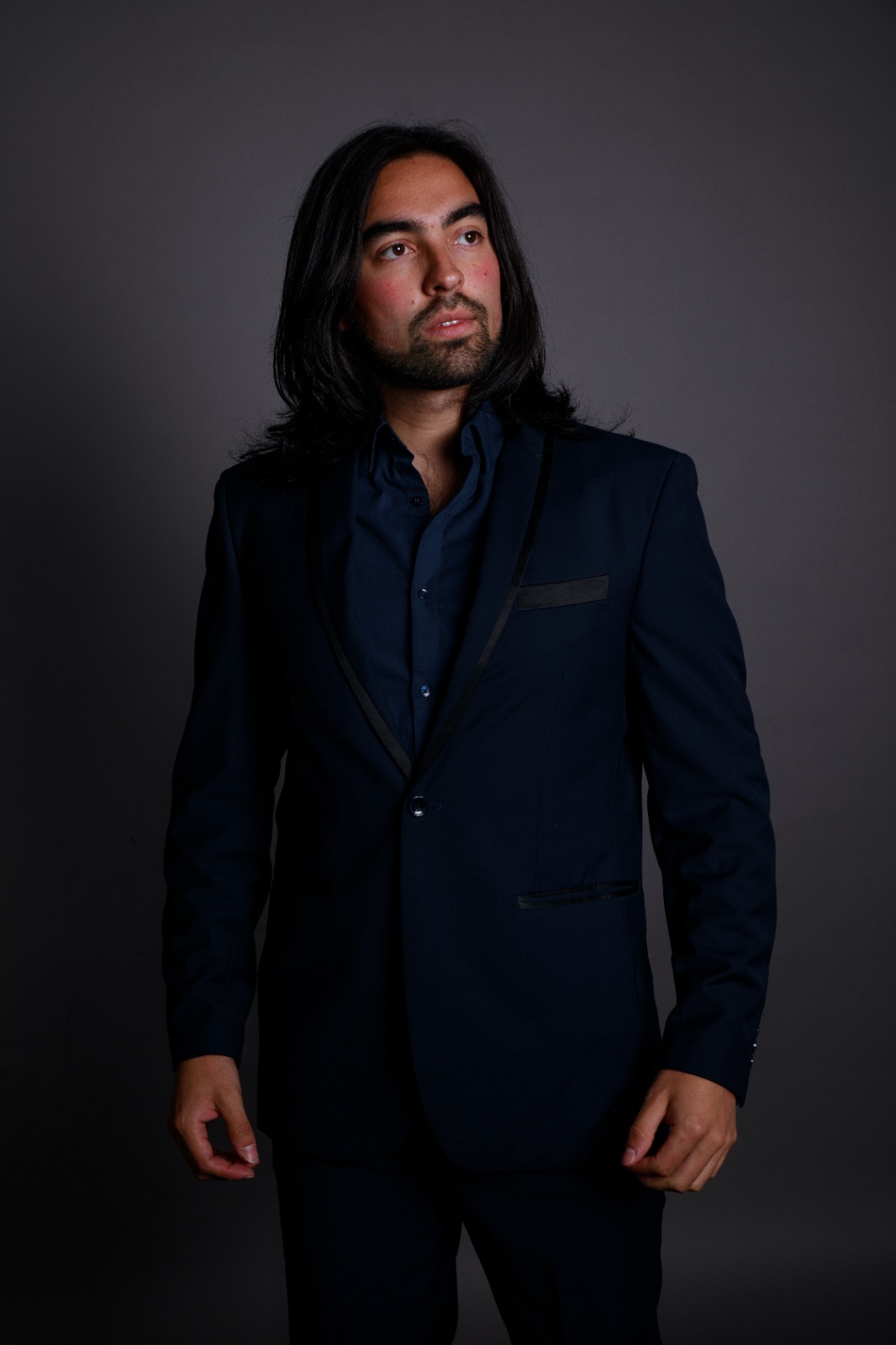 Roberto Herrera en plano americano