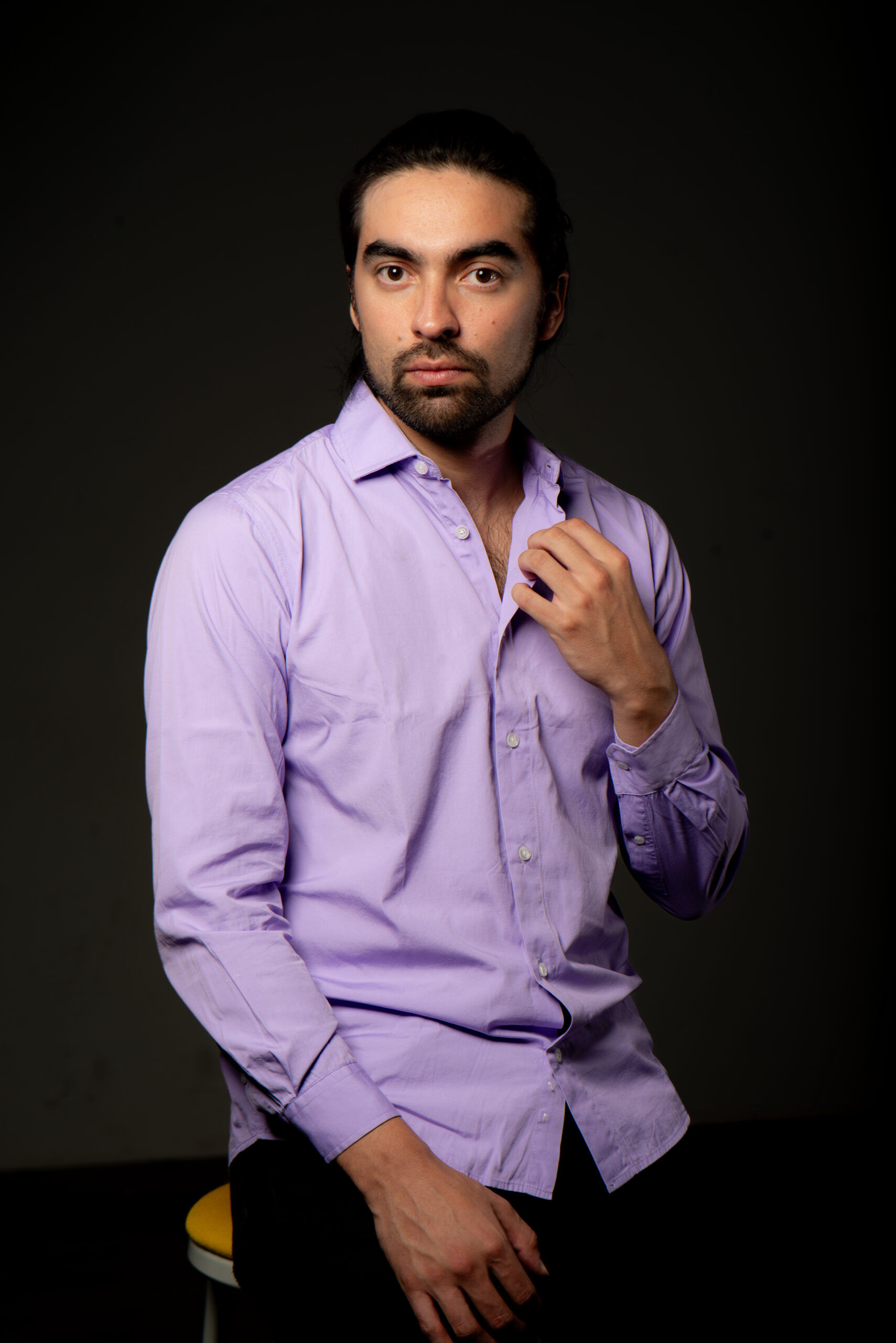 Roberto Herrera con traje azul